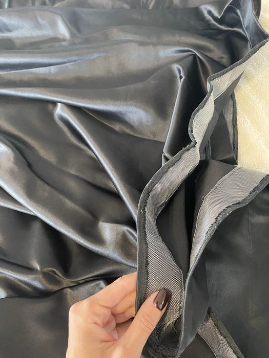 Атласна спідниця чорого кольору в розмір S