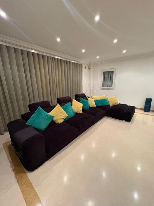 Sofa com mesa de canto