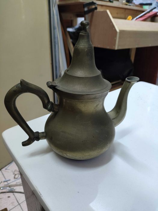 Antigo bule de chá de metal feito na india com marca E.P.N.