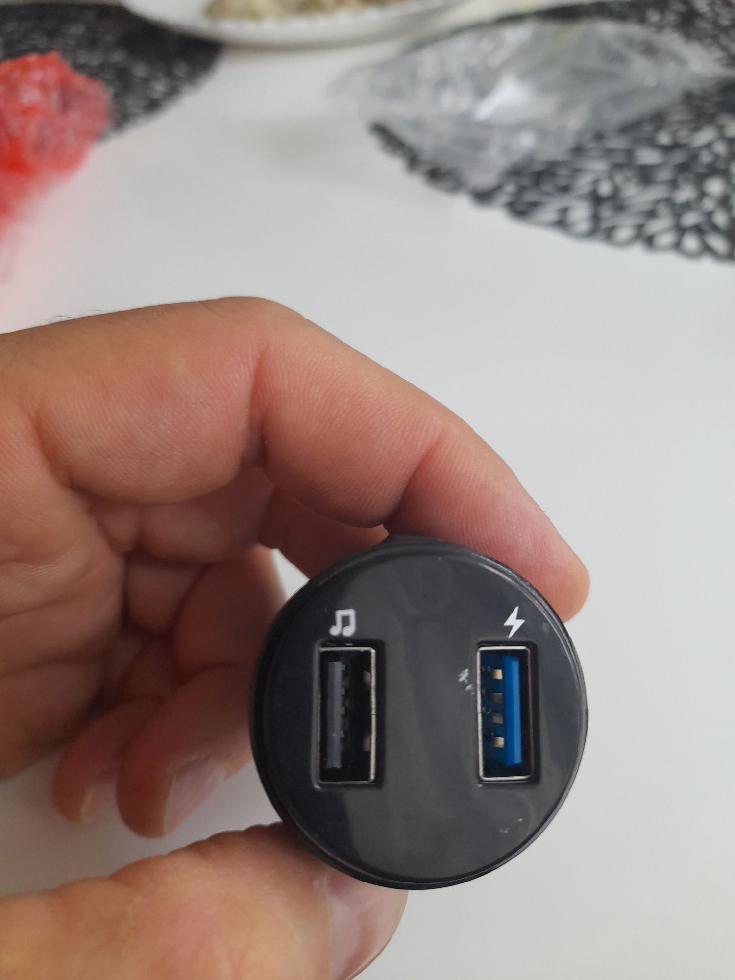 Transmiter FM Bluetooth samochodowy