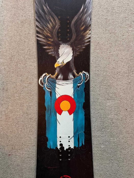 Deska snowboardowa Never Summer Heritage Carbonium – stan bardzo dobry