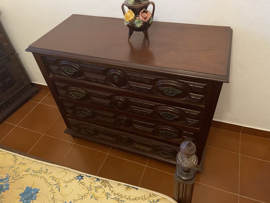 Comoda madeira escura