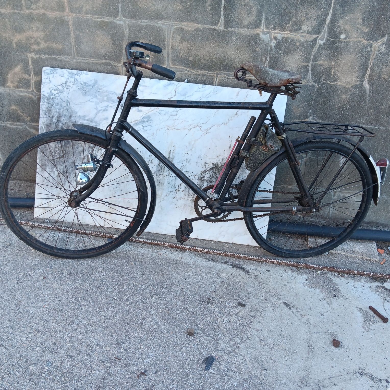 Bicicleta antiga militar