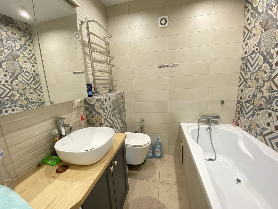 Продам в новобудові 4к квартиру з ремонтом, ЖК Лазурний на Намиві