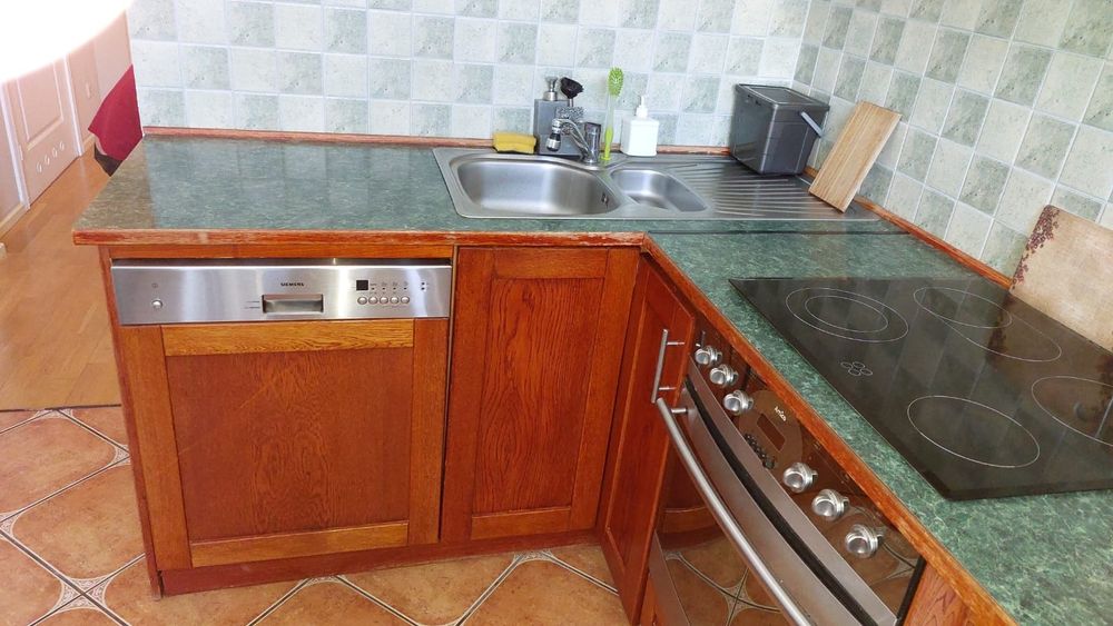 meble kuchenne z okapem stołem i krzesłami