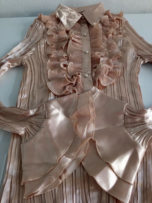 Camisas/camiseiros (preto, bege, roxo que moldam a silhueta-L e XL