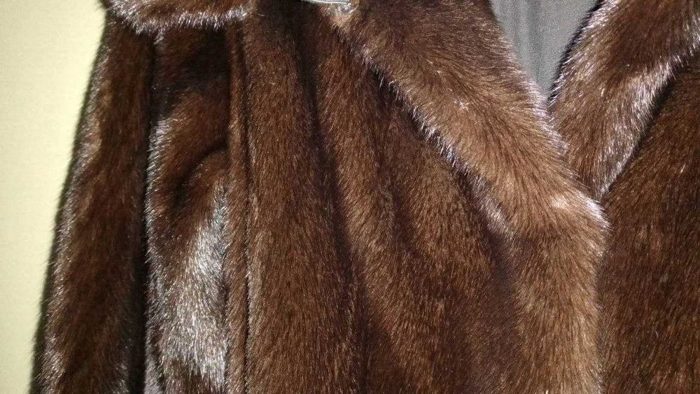 Норковая шуба с капюшоном, сзади разрез
