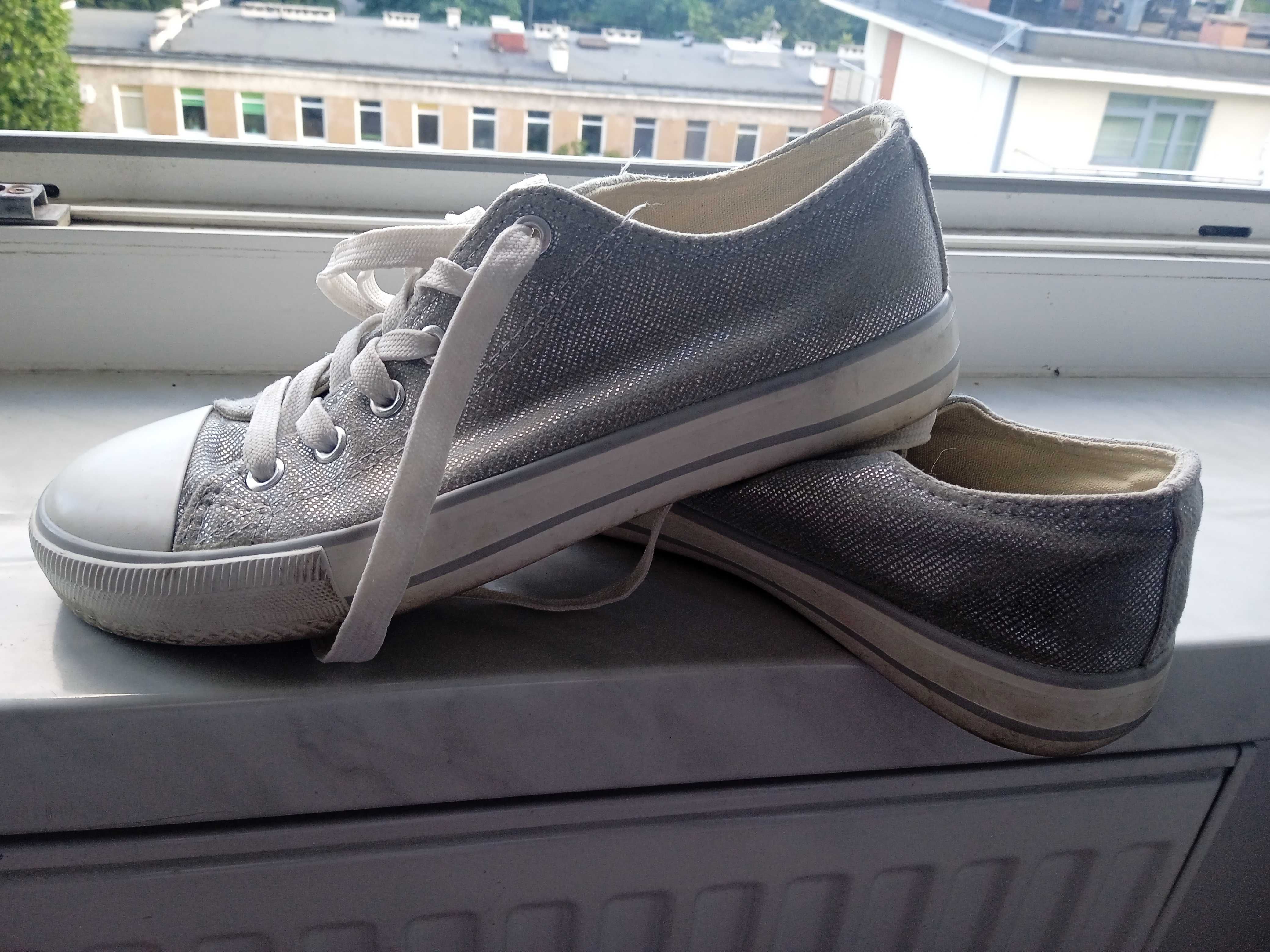 Sprzedam srebrne trampki marki Promod