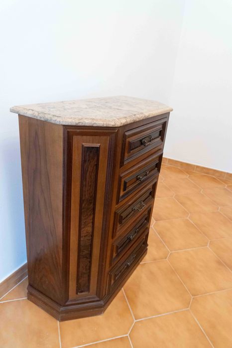 Camiseiro com 6 gavetas e tampo em pedra em bom estado