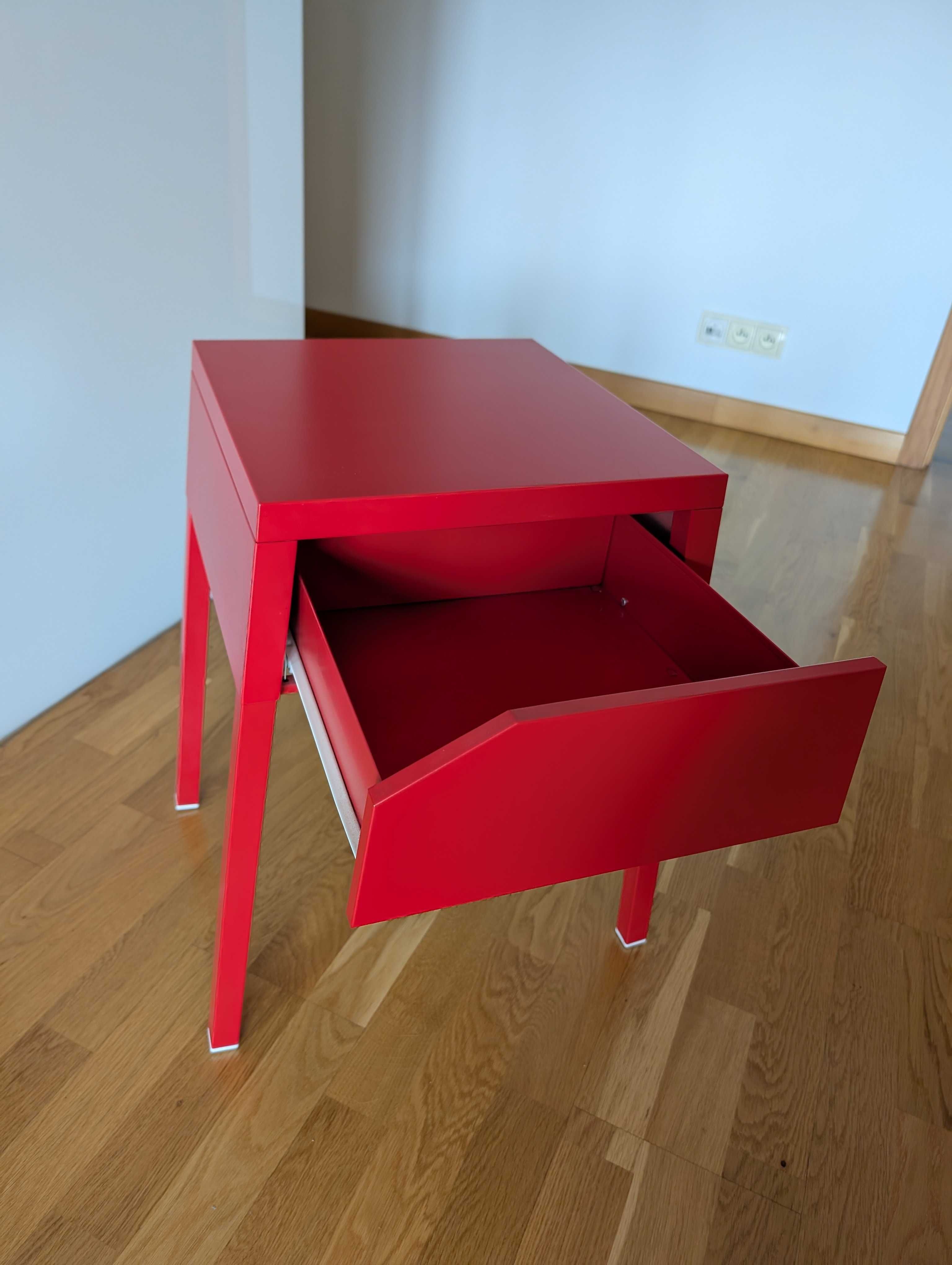Czerwony metalowy stolik nocny w stylu bauhaus