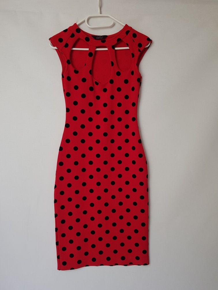 Czerwona sukienka w czarne grochy ciekawy dekolt dopasowana Evita S 36
