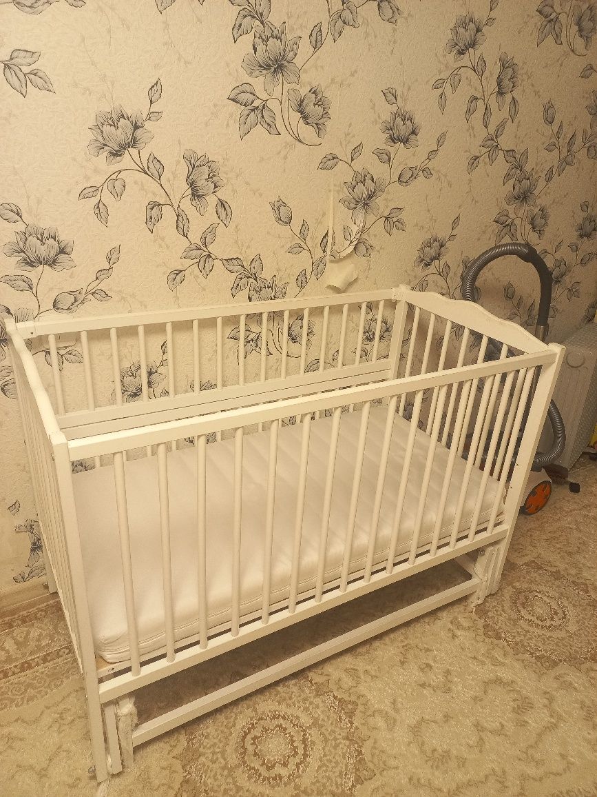 Дитяче ліжко з маятником і матрацом