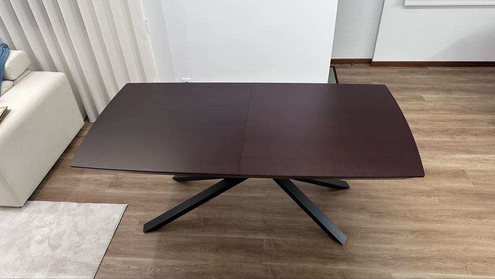 Mesa de Jantar em MDF folheada Nogueira