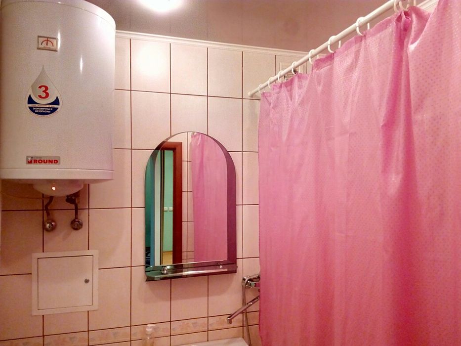 1-кім. Центр. "Злата плаза". Дзеркальна шафа навпроти ліжка. Подобово.