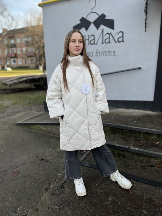 Демісезонна біла куртка із штучної шкіри