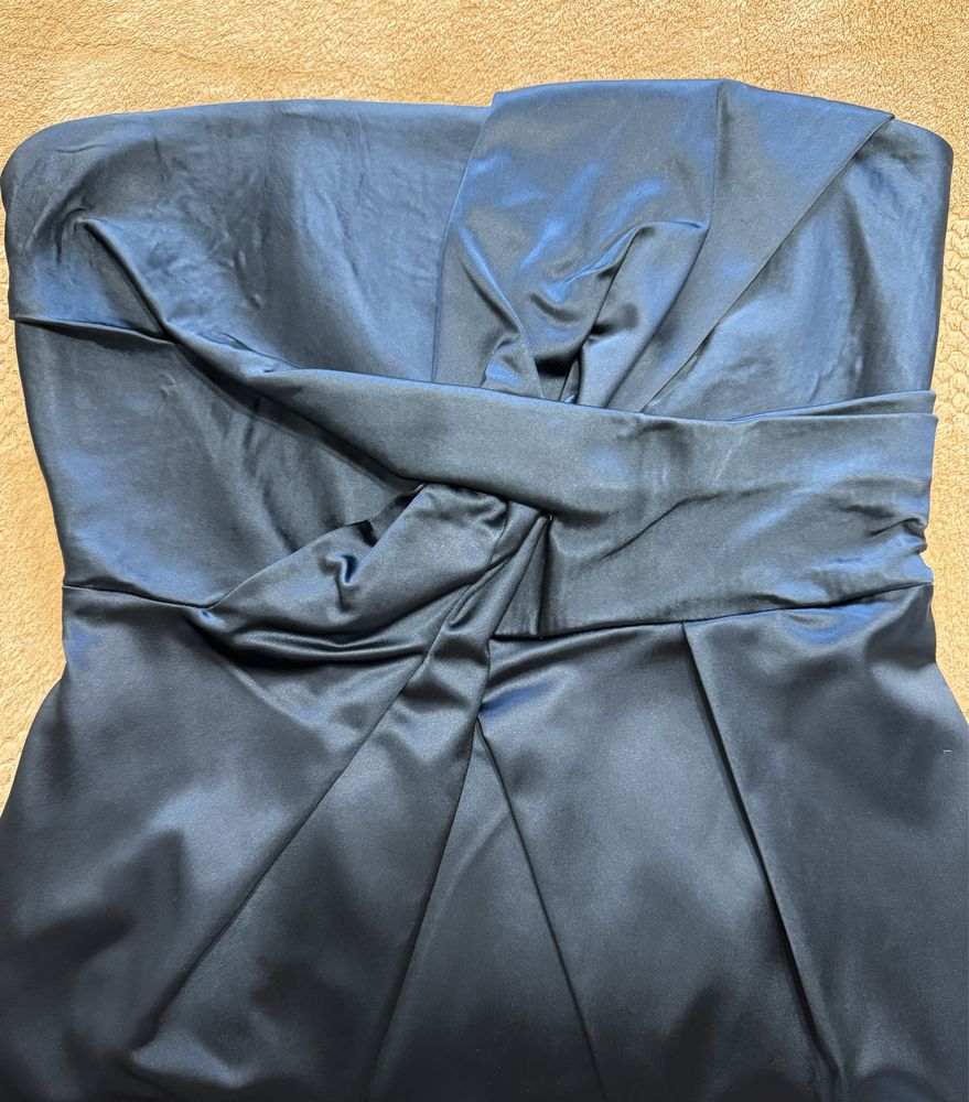 Святкова темно-синя атласна сукня міді плаття на випускний