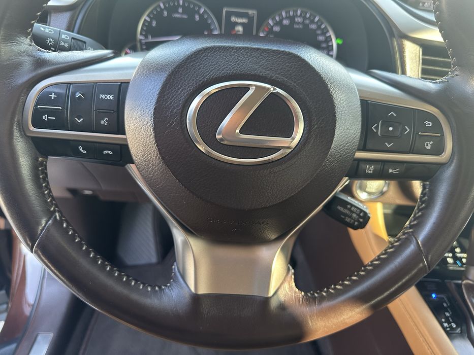 Продам Lexus RX300 2018 года