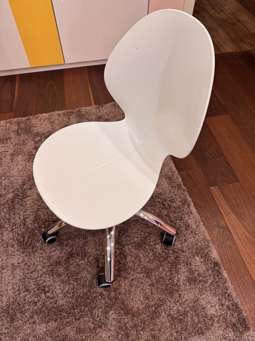 Стул офисный на колёсиках