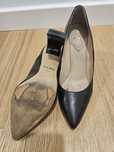 Sapatos, pele pretos, modelo stiletos.