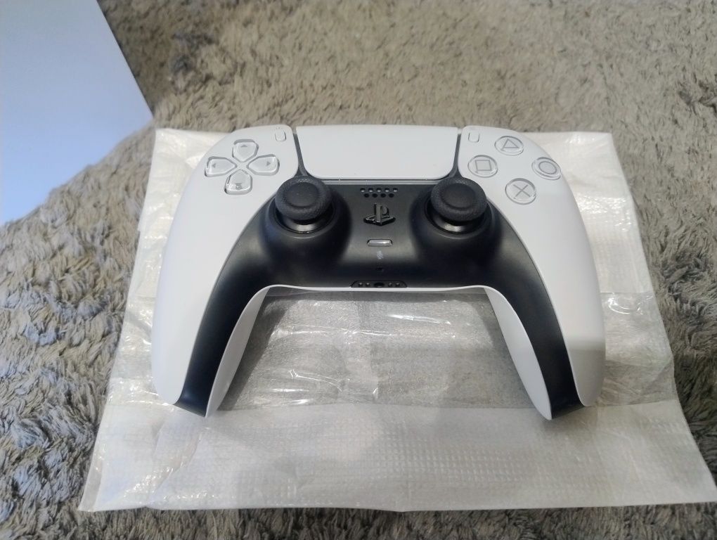 PlayStation 5 Disk Edition. Edycja z napędem. Polecam stan idealny.