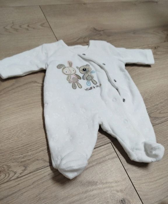 Pajacyk niemowlęcy dla chłopca lub dziewczynki.