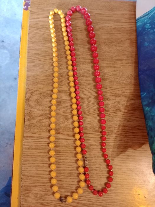2 colares amarelo e vermelho