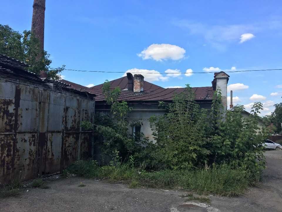 Нежитлова будівля, центр