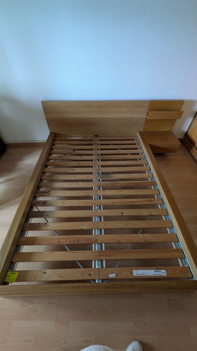 Cama MALM com mesa de cabeceira