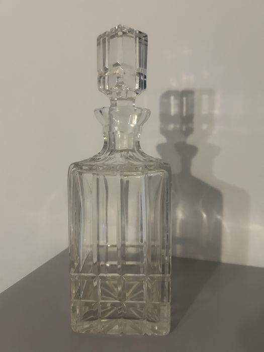 Kryształowa karafka ze szklanym korkiem