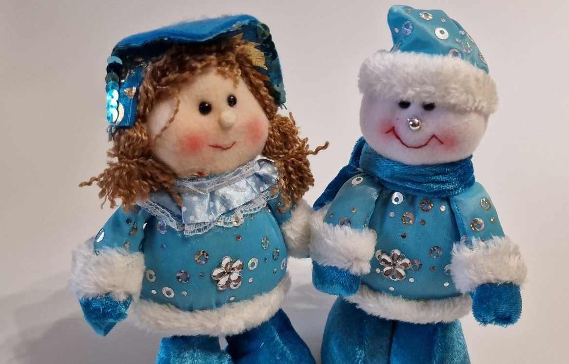 Новогодние игрушки под елку. снегурочка и снеговик