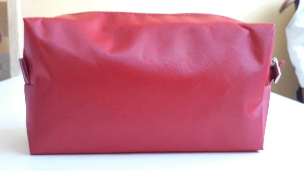 Czerwona kosmetyczka podróżna