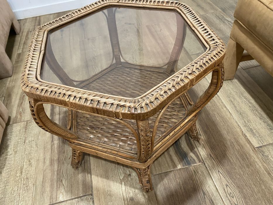 Armario em palhinha co parteleiras em vidro