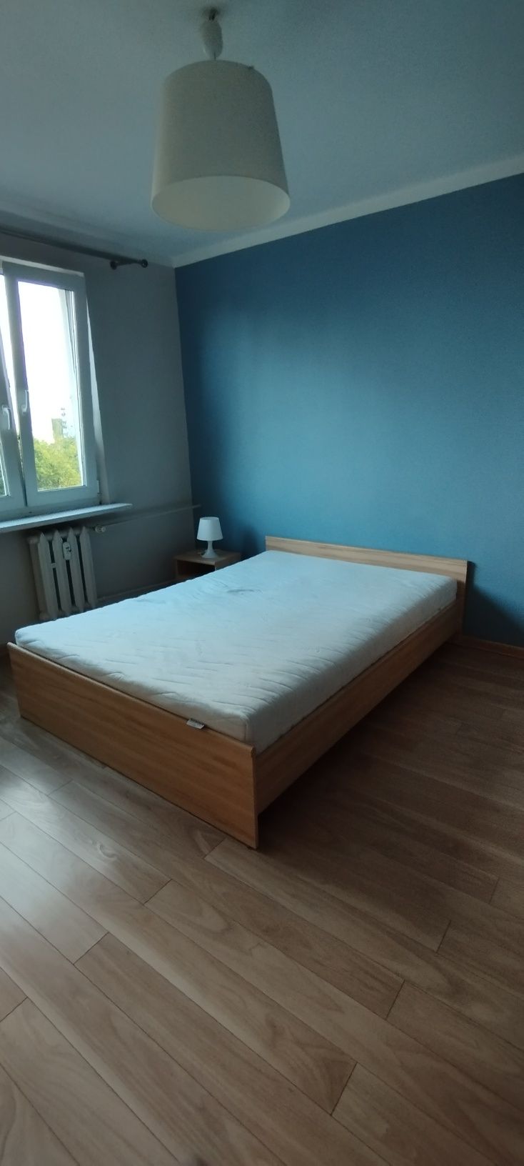 Zestaw Łóżko z materacem,  komoda, witryna