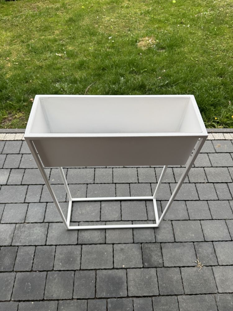 Prostokatny kwietnik metalowy bialy wysokosc 90 cm
