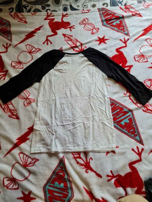 Camisola branca com mangas pretas
