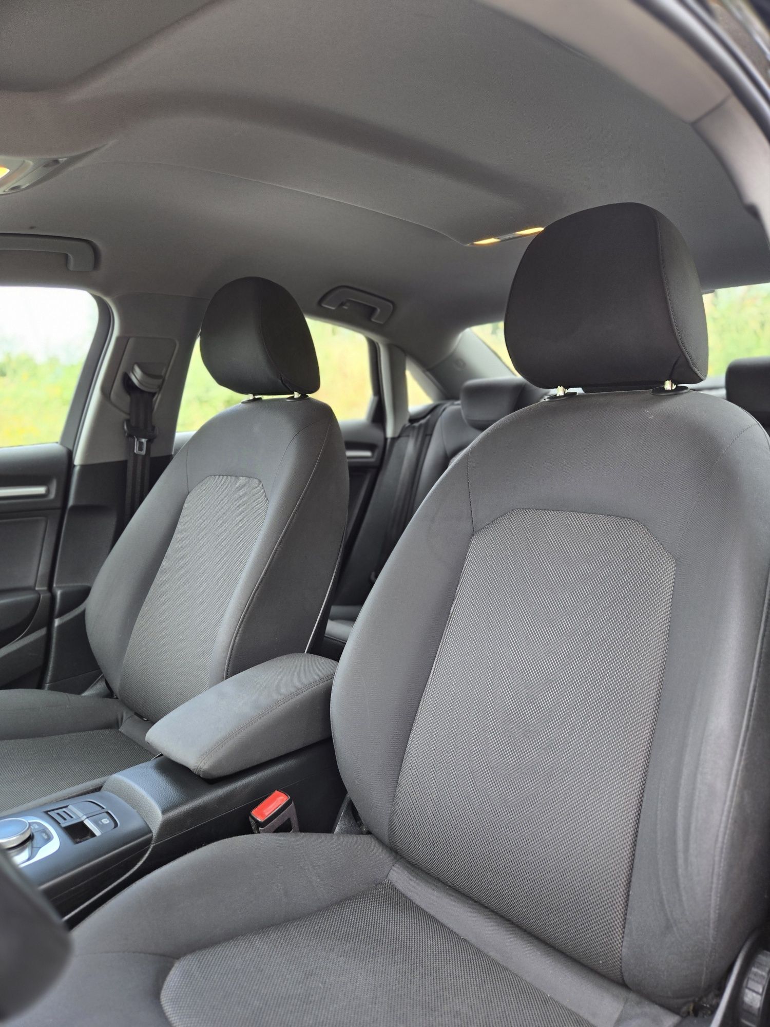 Luxo e conforto em um carro extremamente novo pronto para viagens