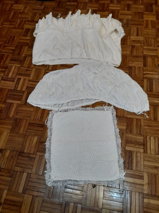 Antiga cobertura de berço composta por 3 peças.