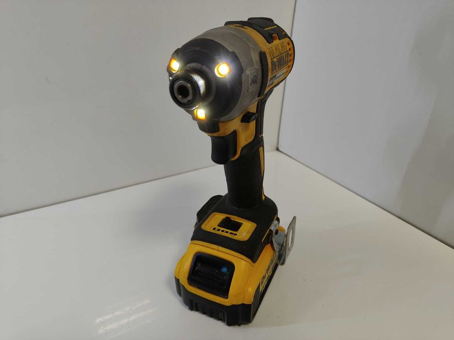 Zakrętarka udarowa DEWALT DCF887N 18V 205NM + AKU 4,0AH 18V