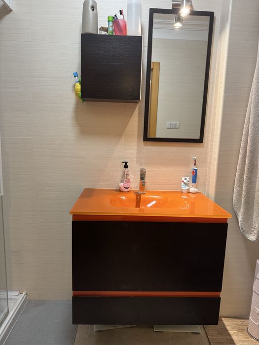 Móvel casa de banho com espelho arrumacao torneira e tampo