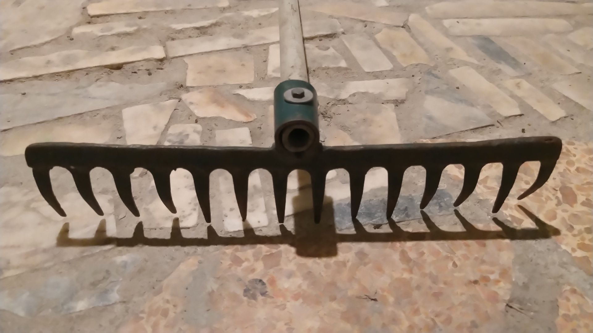 Ancinho Em Ferro Com Cabo Plástico