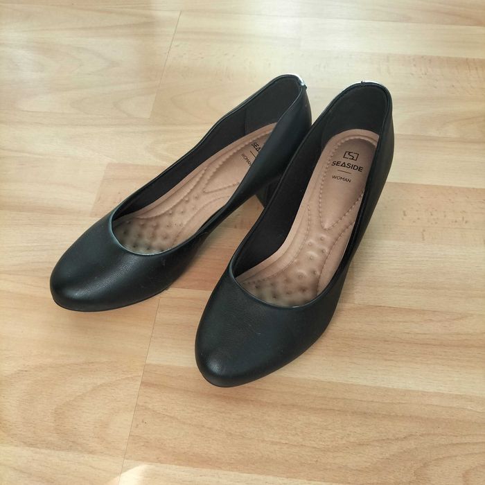 Sapato com salto baixo preto tamanho 37