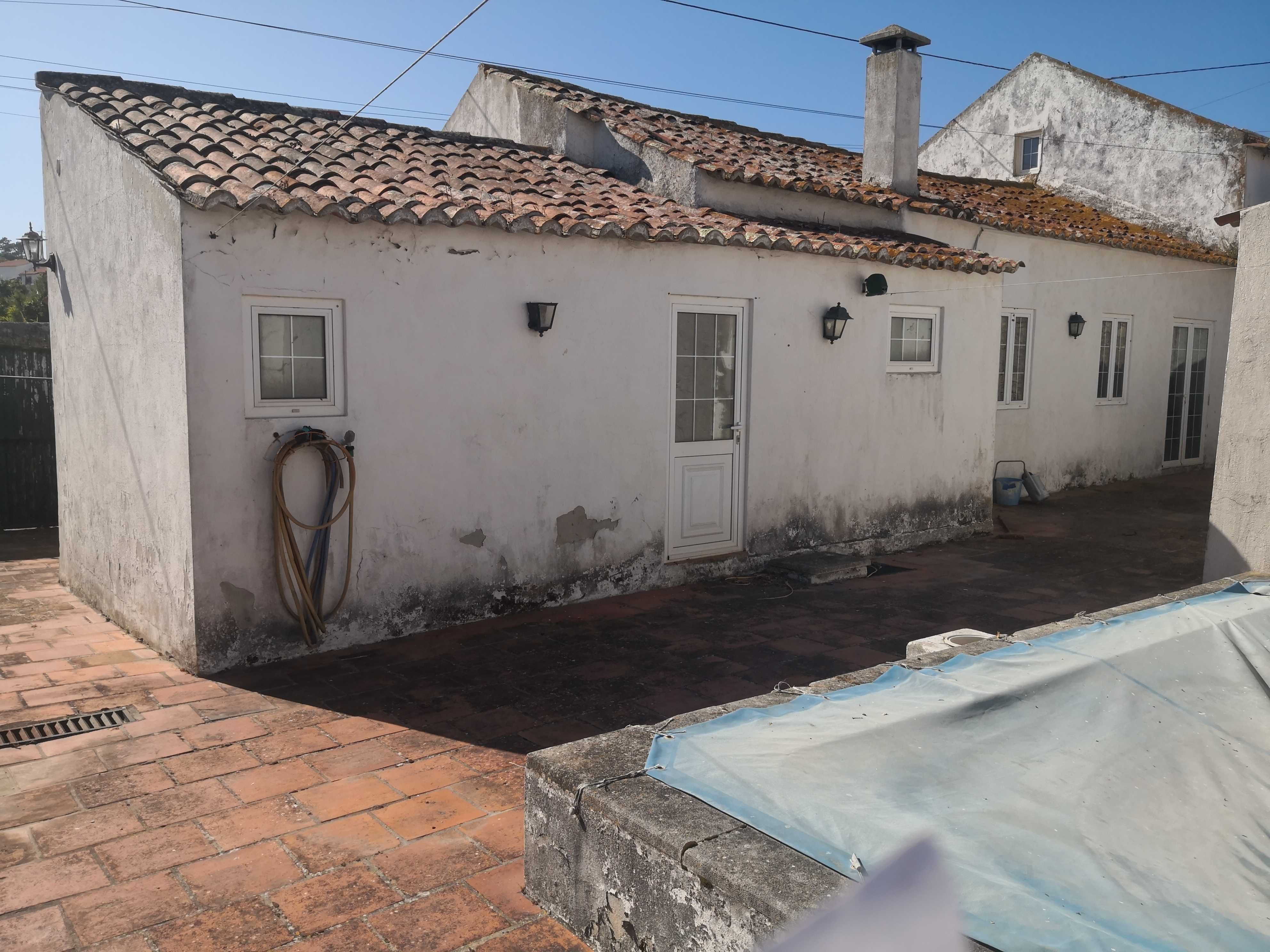 Casa antiga T4 com anexos, piscina e quintal