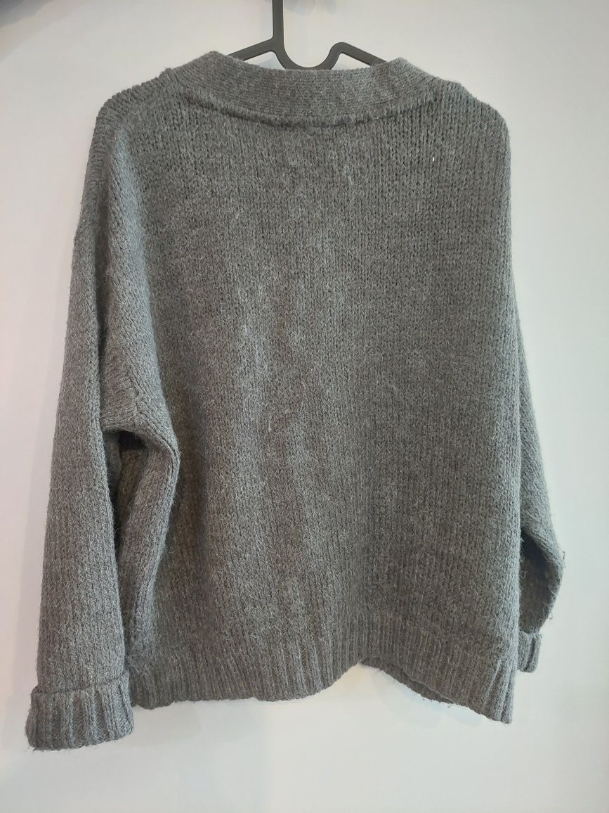 Sweter w dekolt V