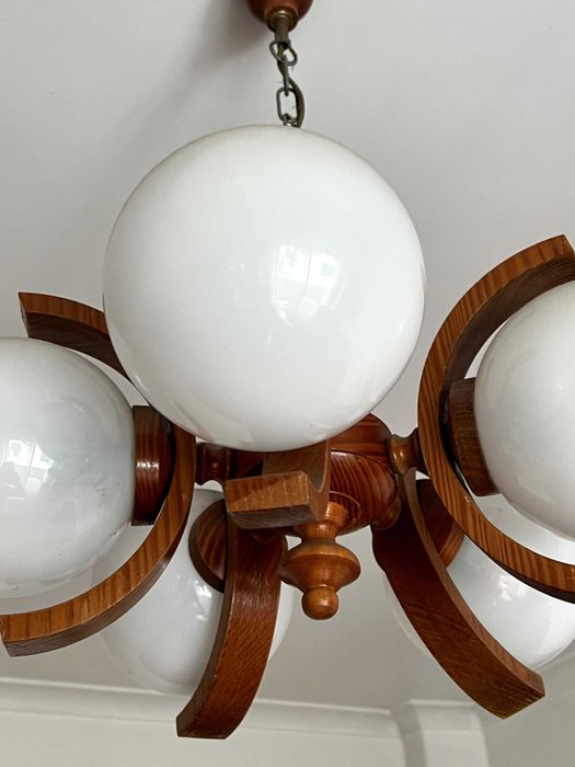 Candeeiro de tecto, em madeira maciça e globos de vidro