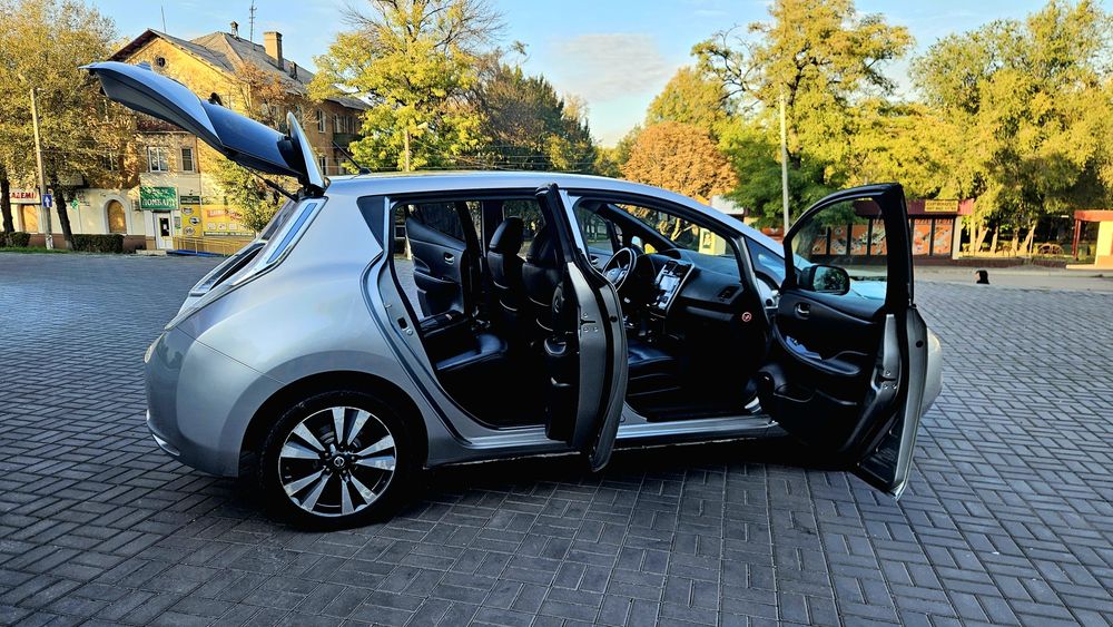 Nissan leaf 2015р. 24кв. 10поділок. Свіжа.