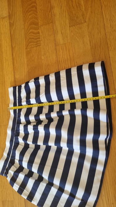 Saia às riscas azuis e  brancas