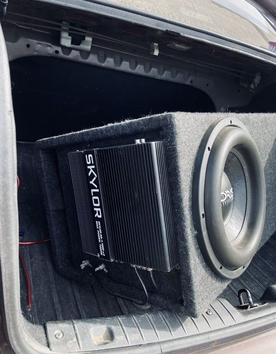 Автомобільний сабвуфер