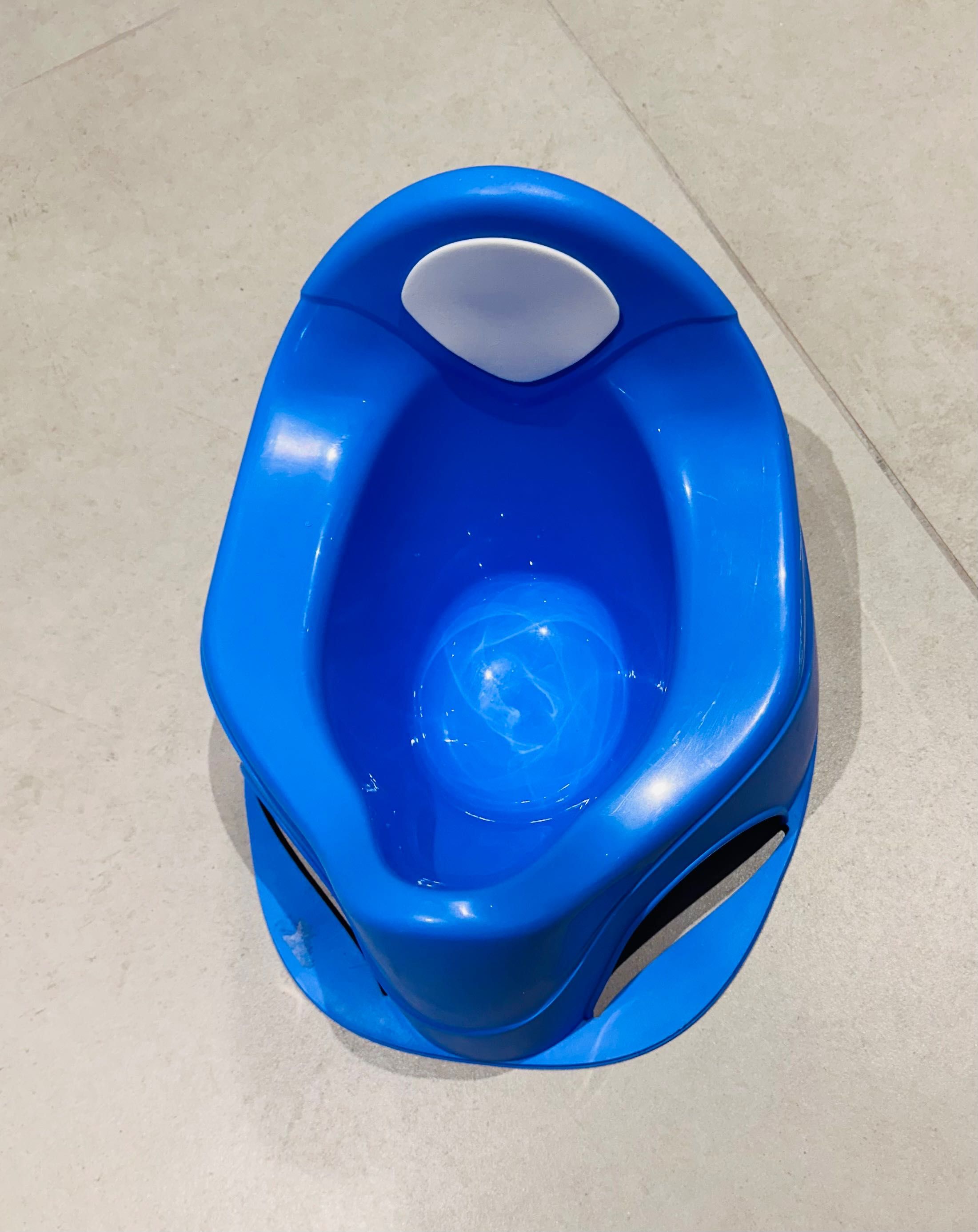 Penico azul com espaço para os pés