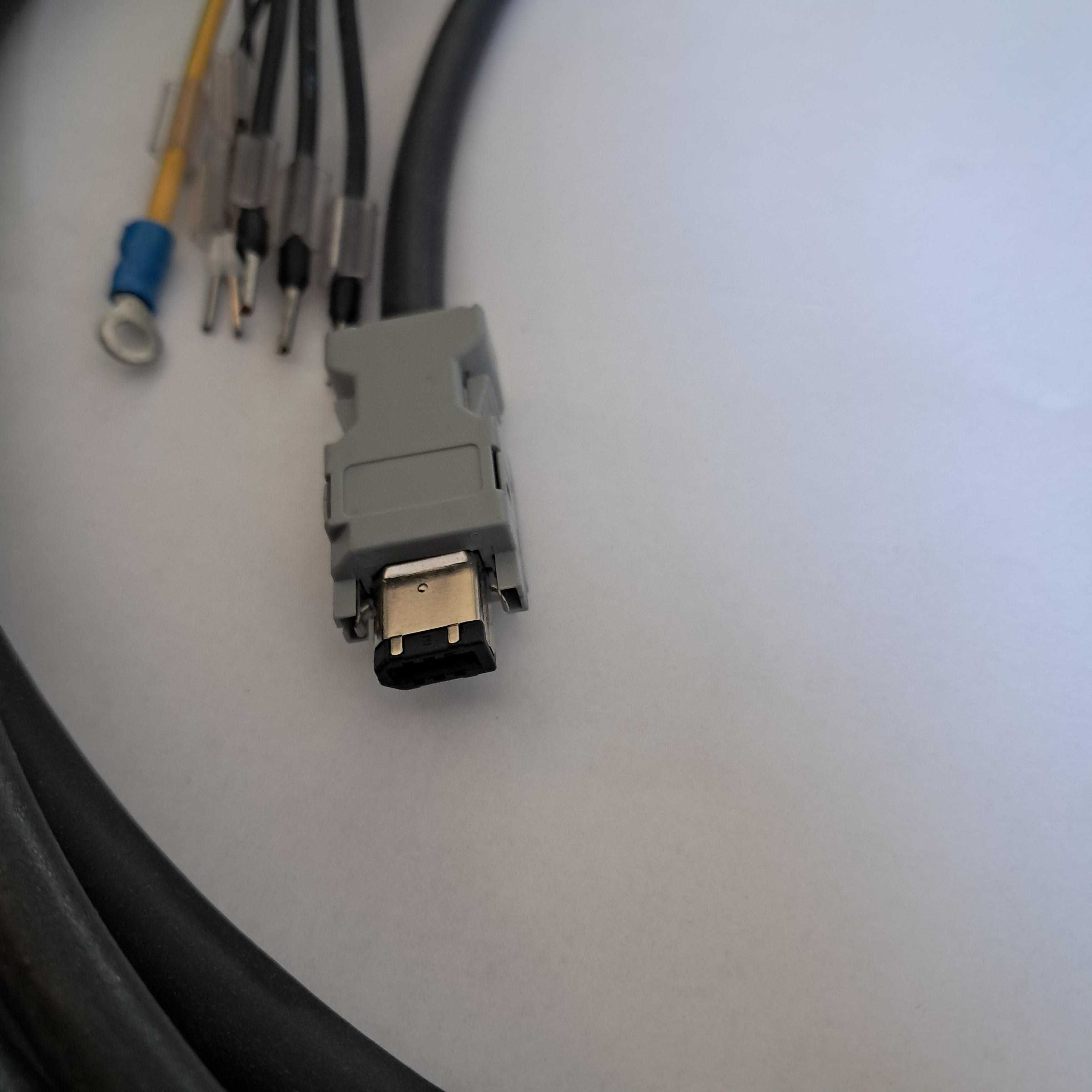 Kable do serwonapędów OMRON R88A-CA1E005BF-E i R88A-CRKC003NR-E
