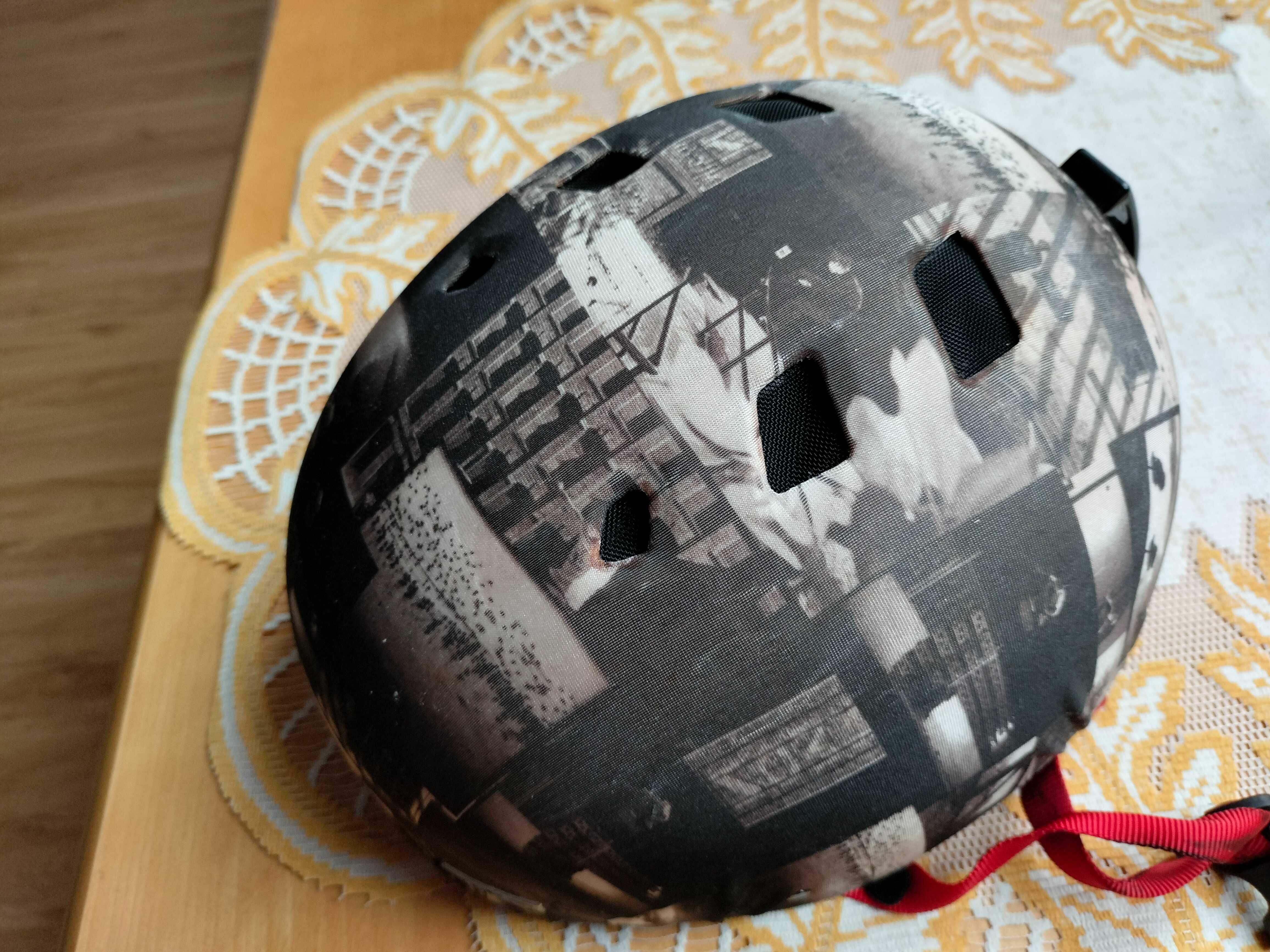 Kask snowboadrowy SMITH rozm.      .M 58-60cm unikatowy wzór .